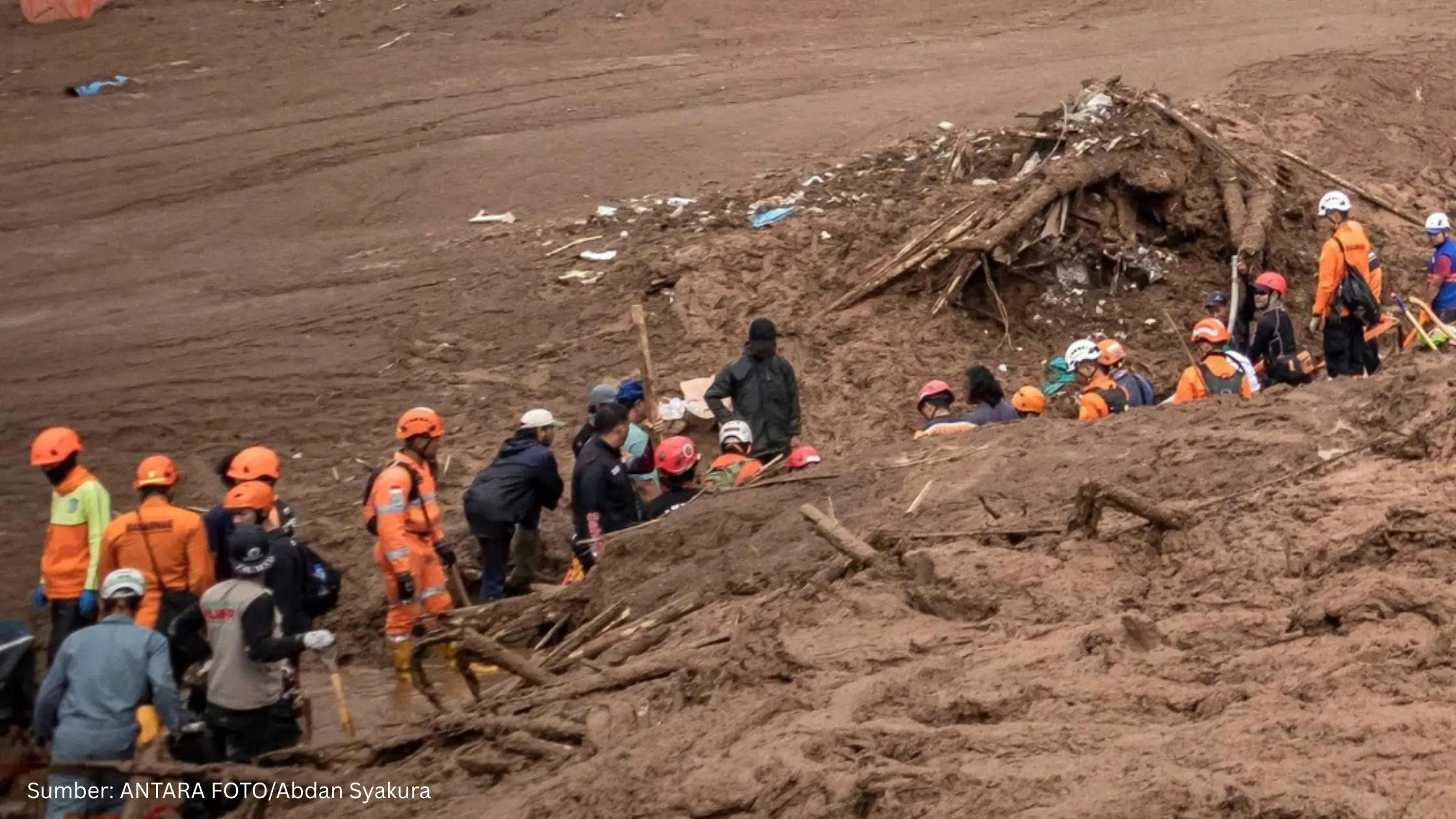 Mudahkan Pencarian, Tim SAR Gunakan Drone Cari Korban Longsor Cisarua - Gambar 1