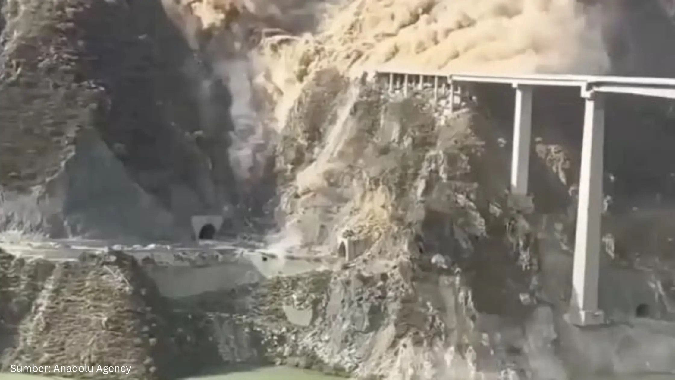 Dibangun di Jalur Rawan Gempa, Jembatan di Tiongkok Ambruk