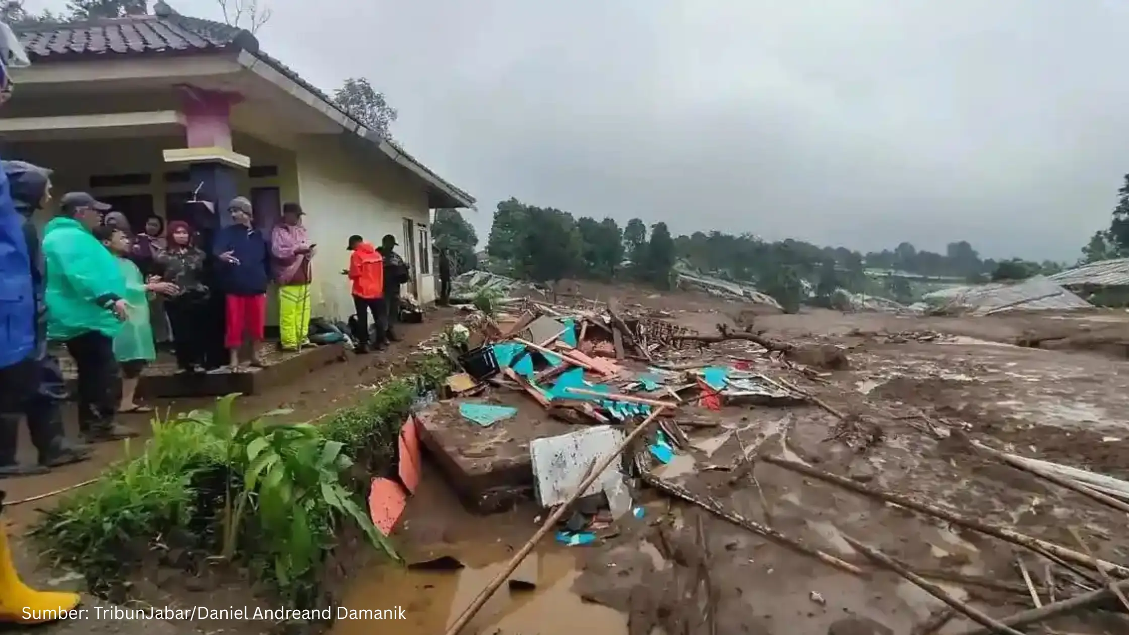 Mudahkan Pencarian, Tim SAR Gunakan Drone Cari Korban Longsor Cisarua
