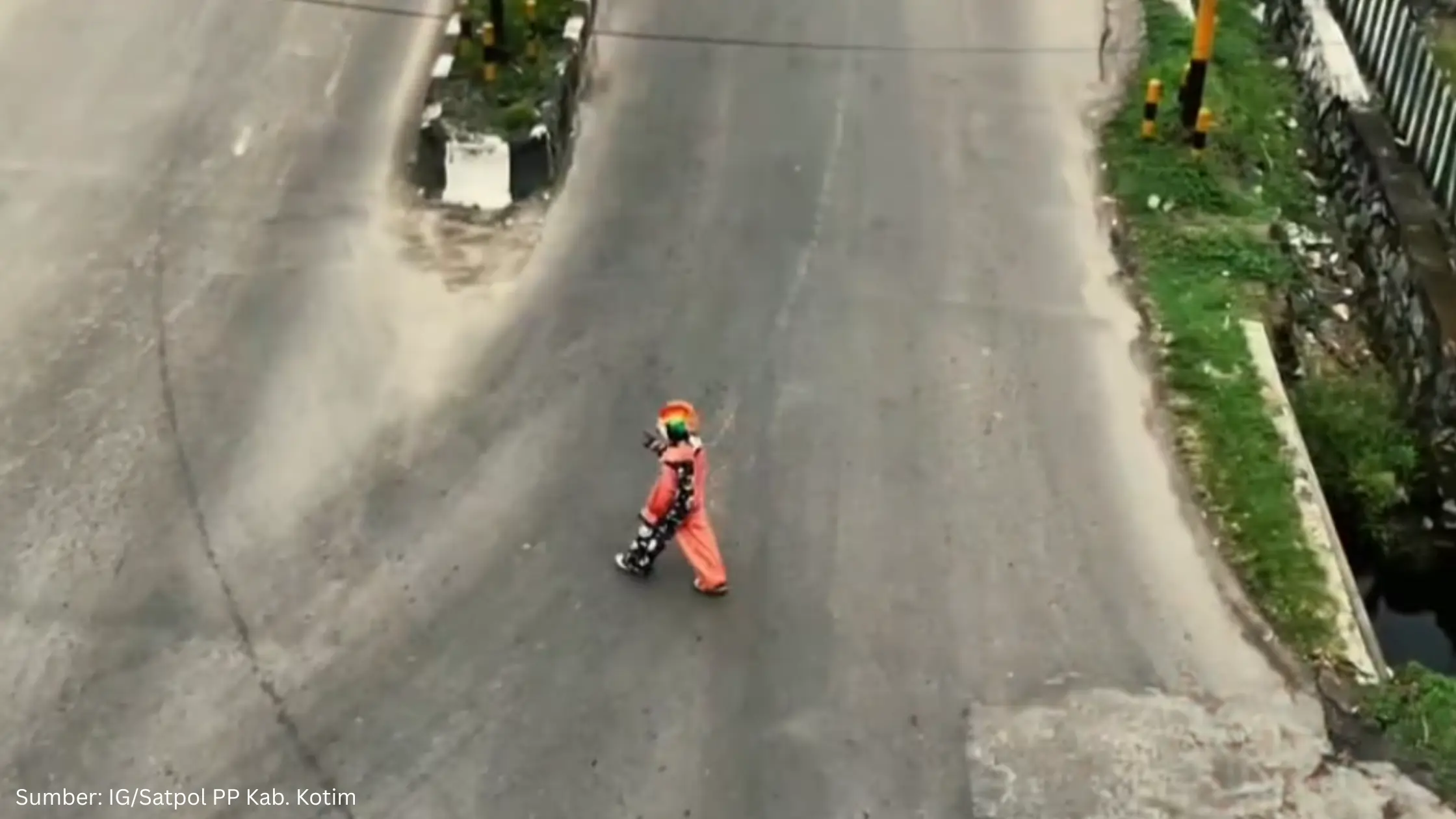 Satpol PP Kotim Gunakan Drone Tertibkan Badut Jalanan di Sampit